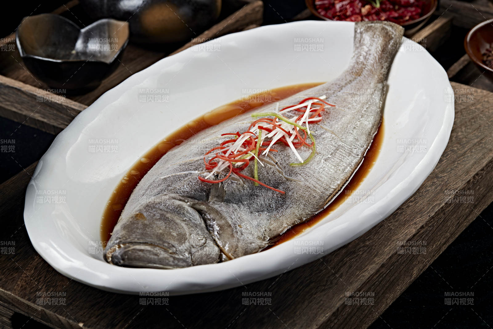 浇汁清蒸海鲈鱼图片