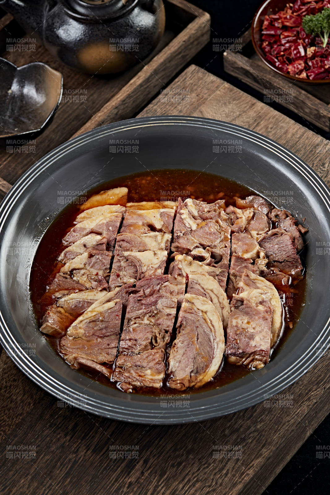 红油炖煮牛五花肉图片