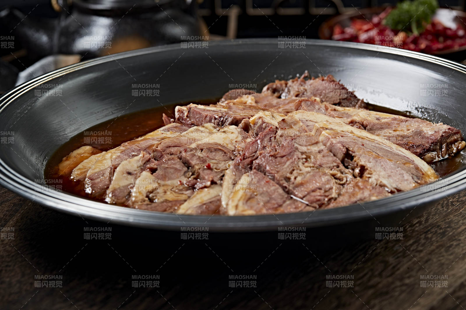 红油炖煮牛五花肉图片