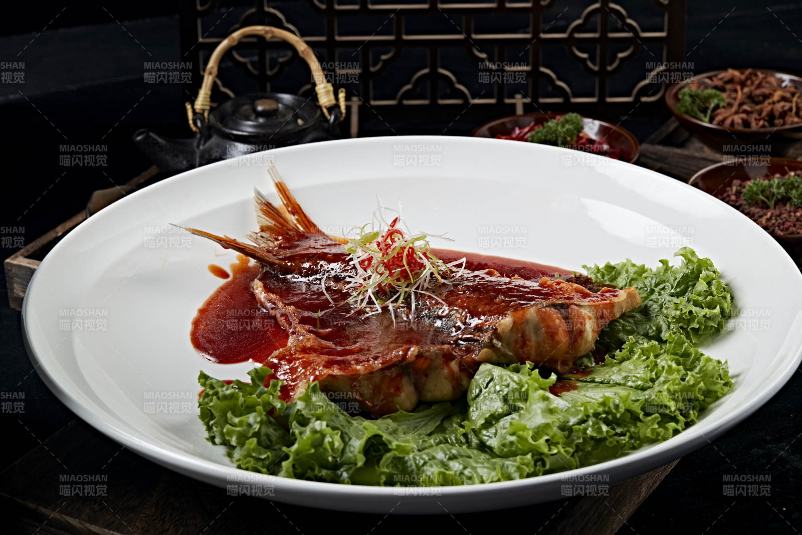 浇汁红烧大鱼尾图片