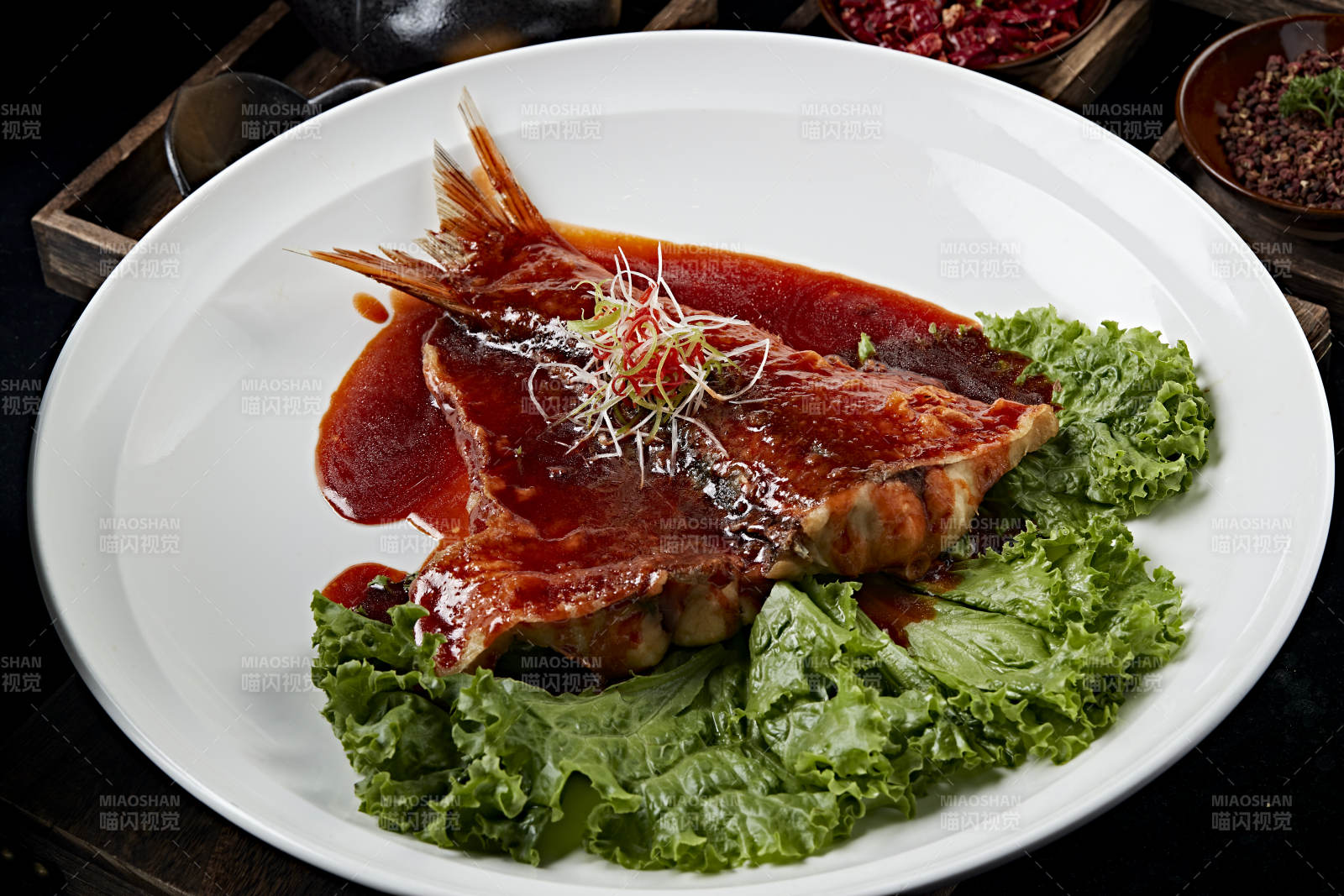 浇汁红烧大鱼尾图片