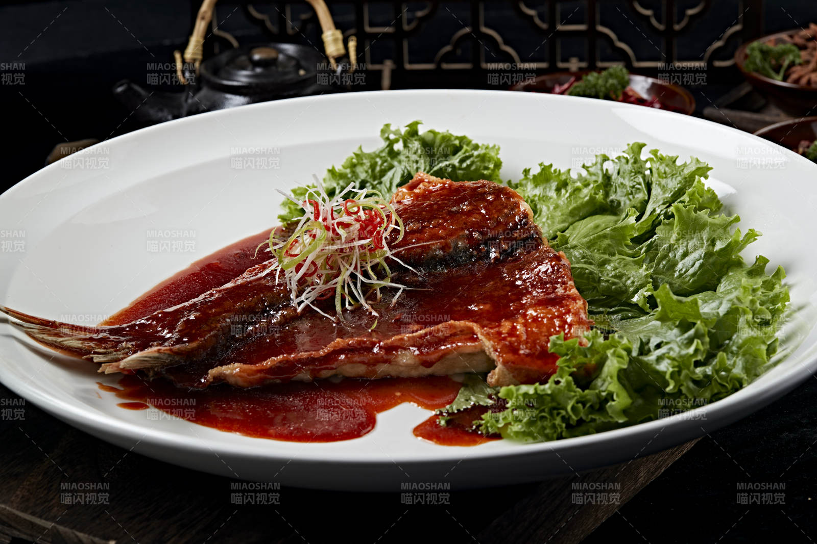 浇汁红烧大鱼尾图片