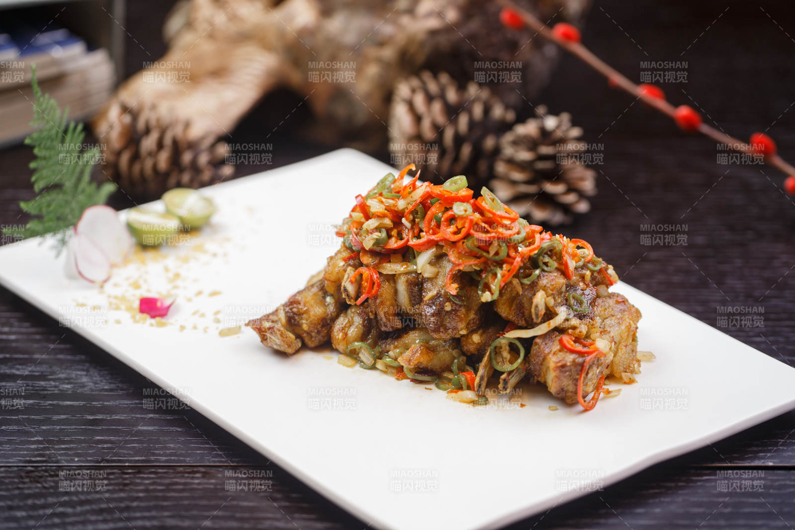 米色放瓷盘装的酸辣猪小排图片