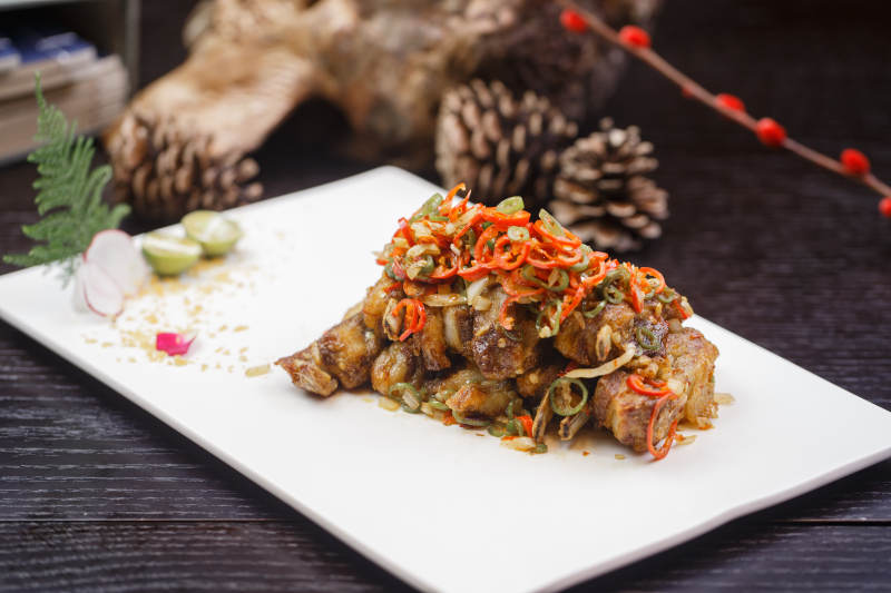 米色放瓷盘装的酸辣猪小排图片