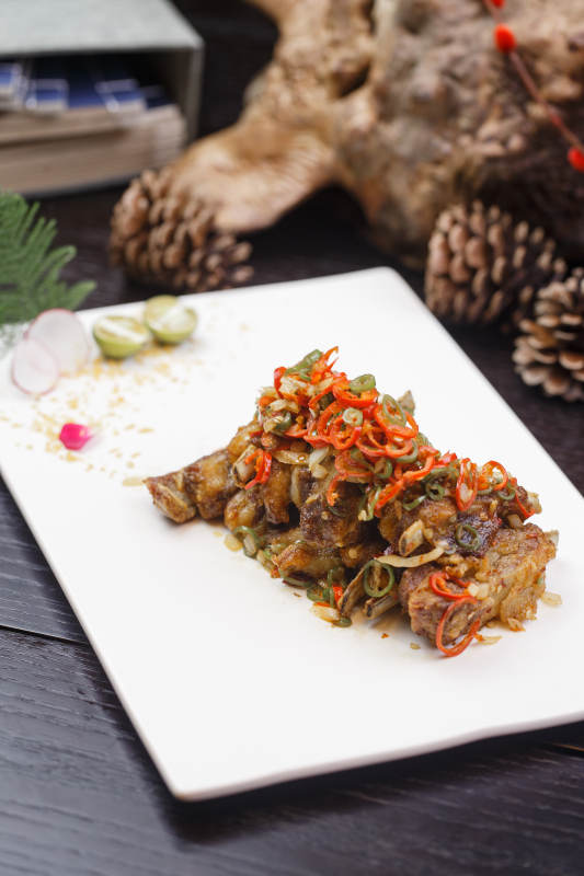 米色放瓷盘装的酸辣猪小排图片