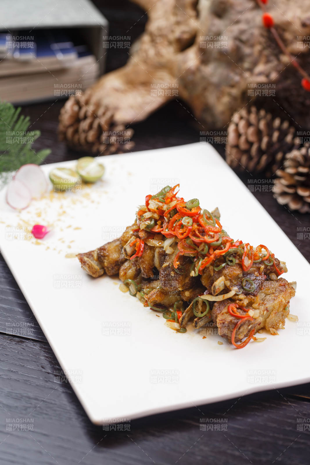 米色放瓷盘装的酸辣猪小排图片