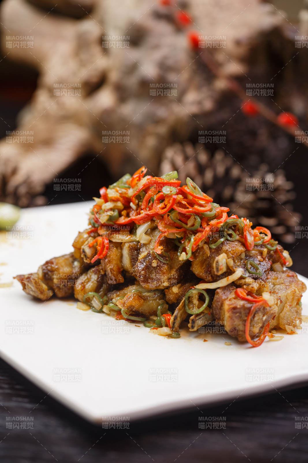 米色放瓷盘装的酸辣猪小排图片