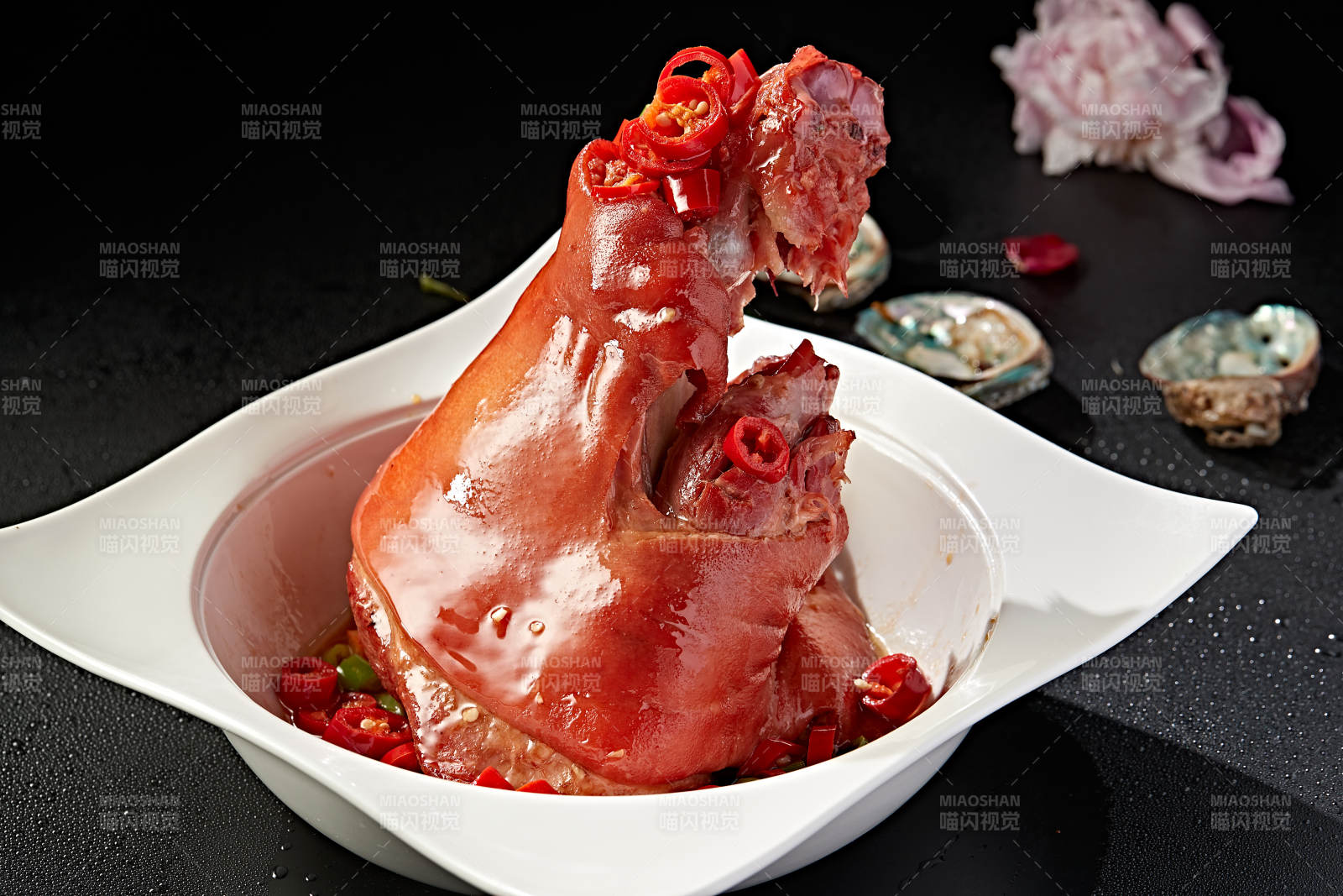 浇汁红焖肘子图片