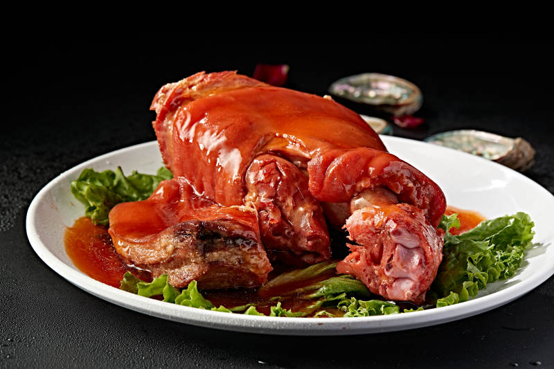 浇汁红焖肘子图片