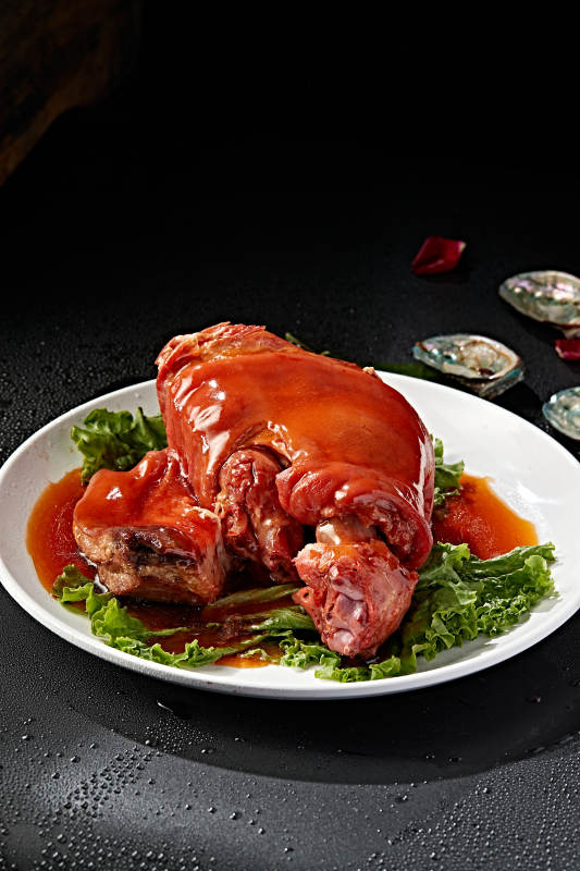 浇汁红焖肘子图片