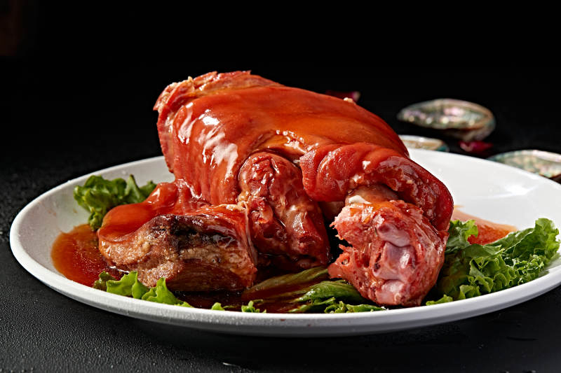 浇汁红焖肘子图片