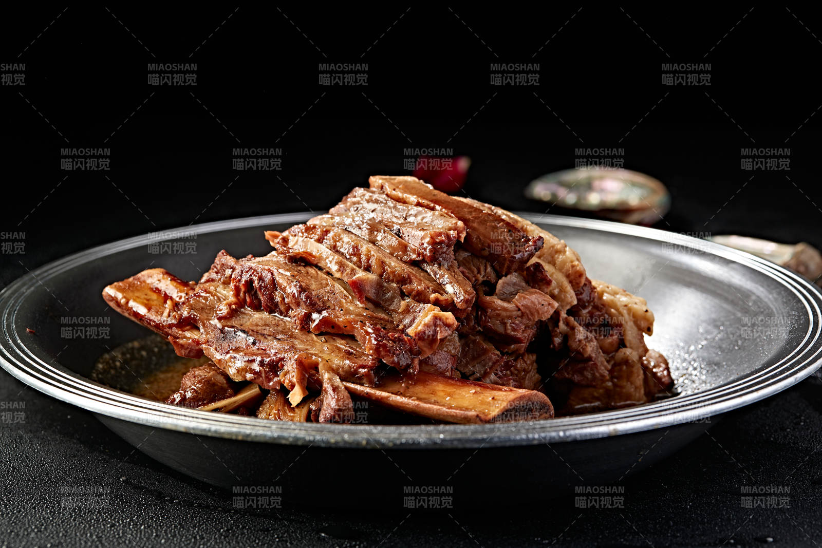 铁锅红烧牛肋排图片