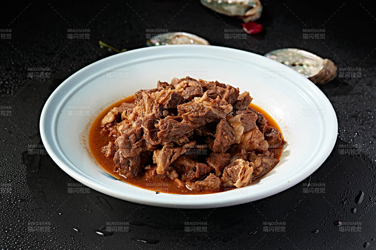 白色瓷盘装的红烧牛腱子图片