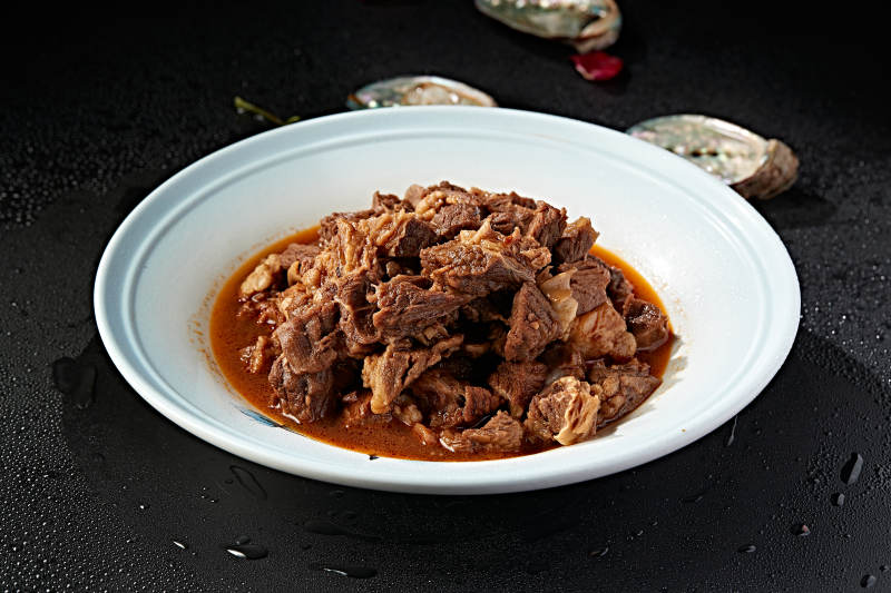 白色瓷盘装的红烧牛腱子图片