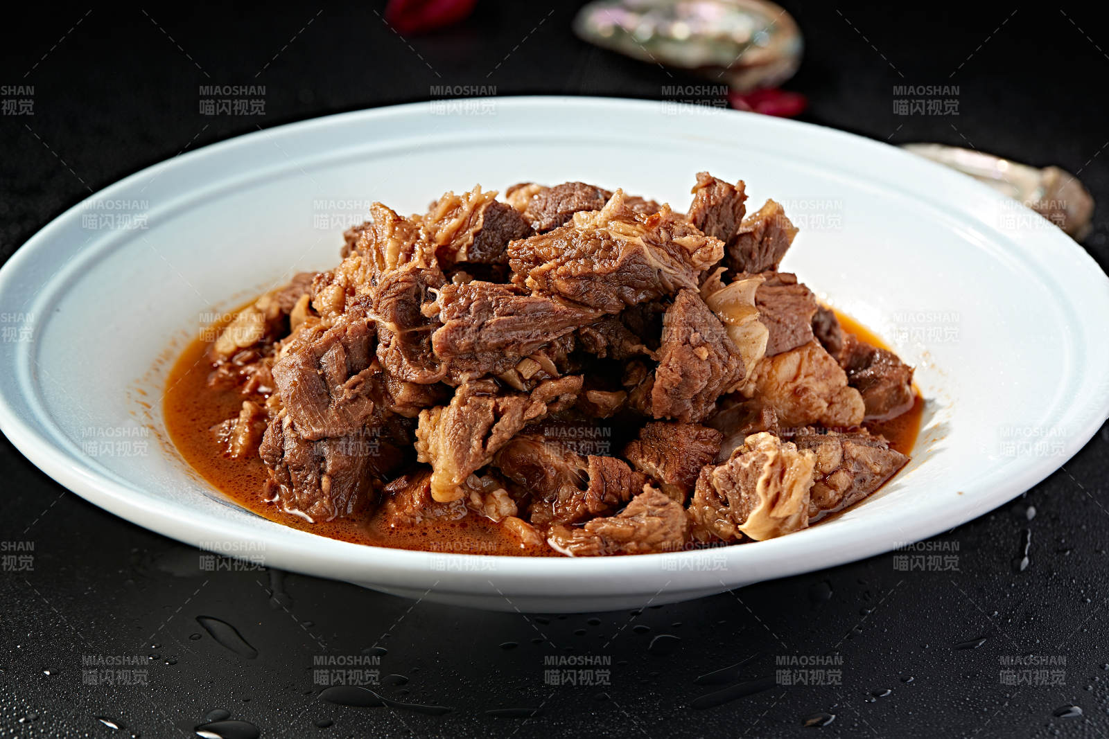 白色瓷盘装的红烧牛腱子图片