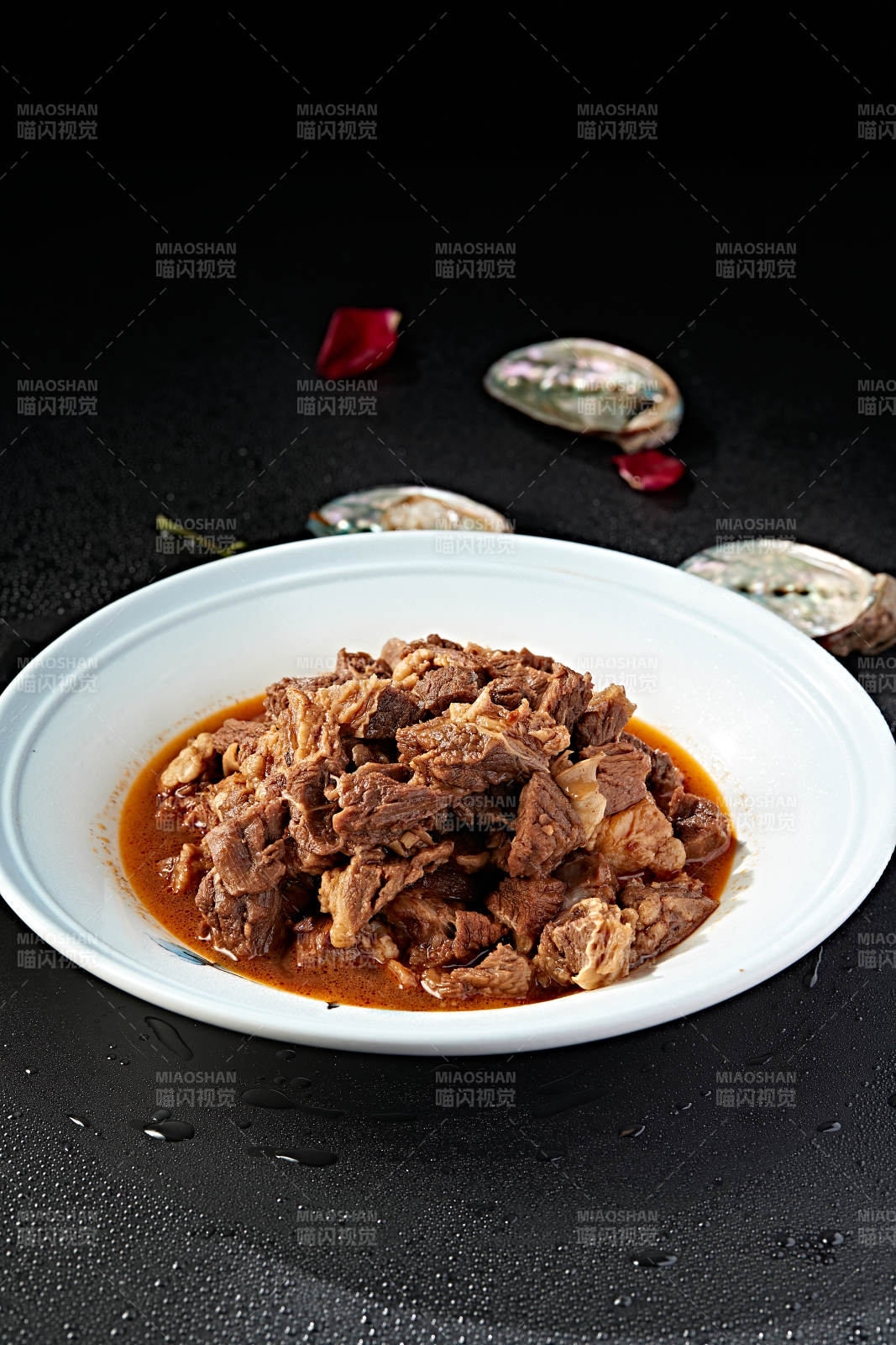 白色瓷盘装的红烧牛腱子图片