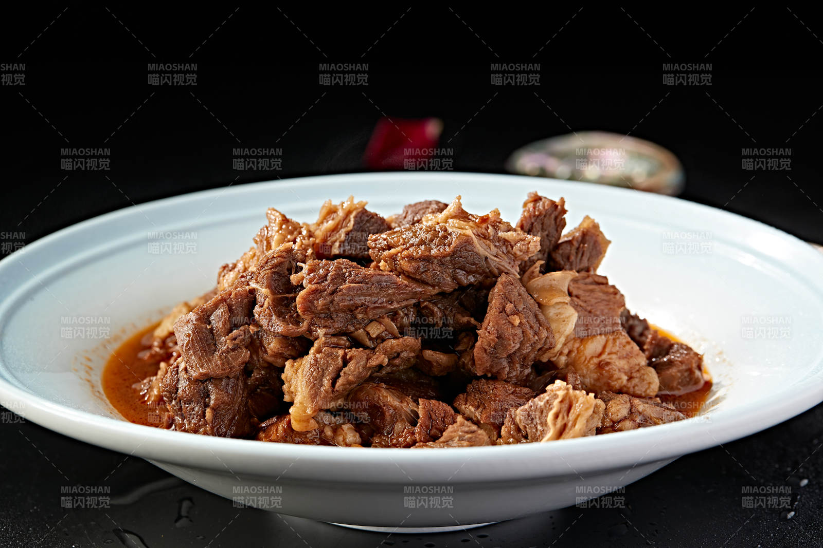 白色瓷盘装的红烧牛腱子图片