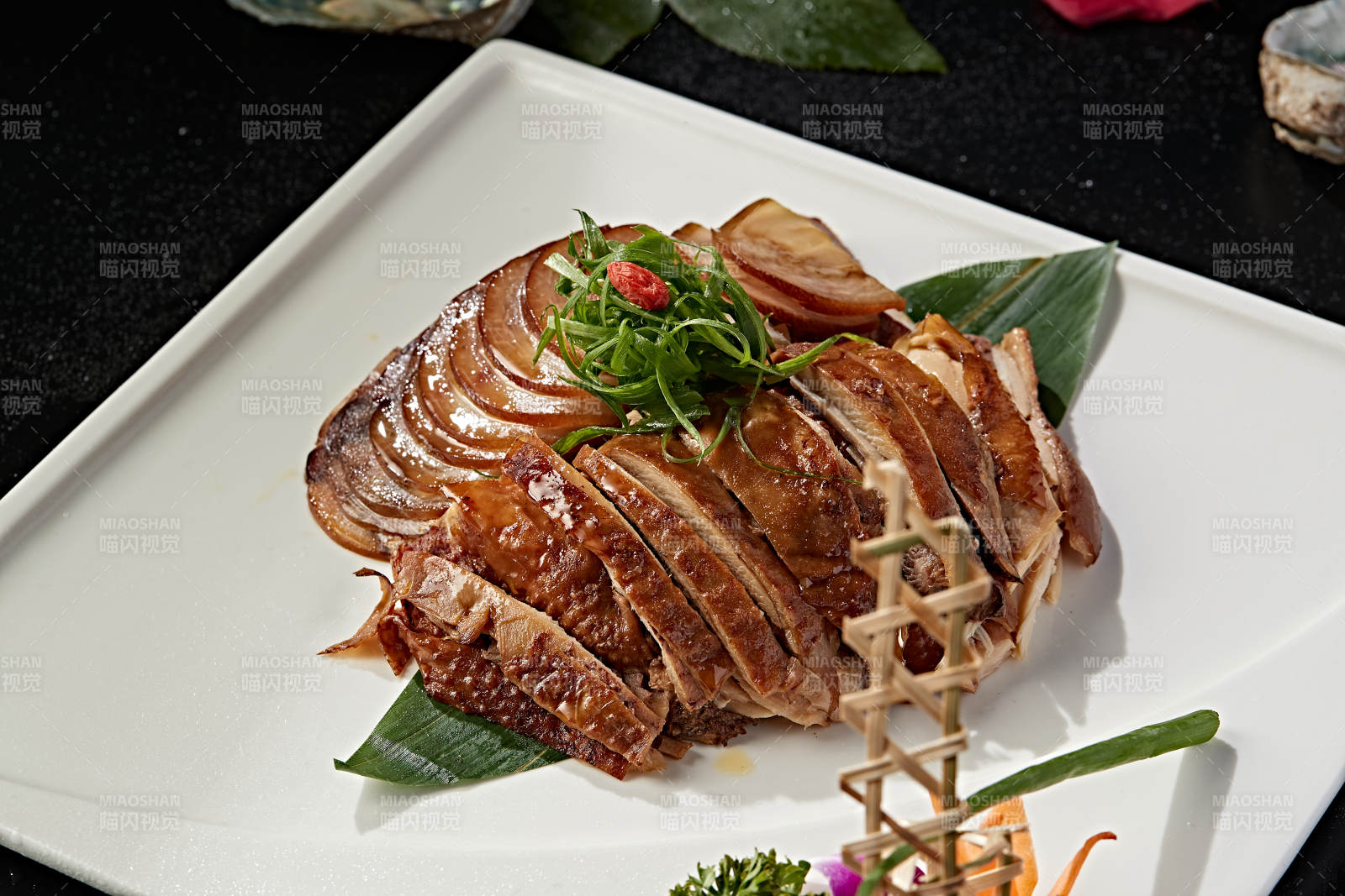 肘花熏鸡双拼图片