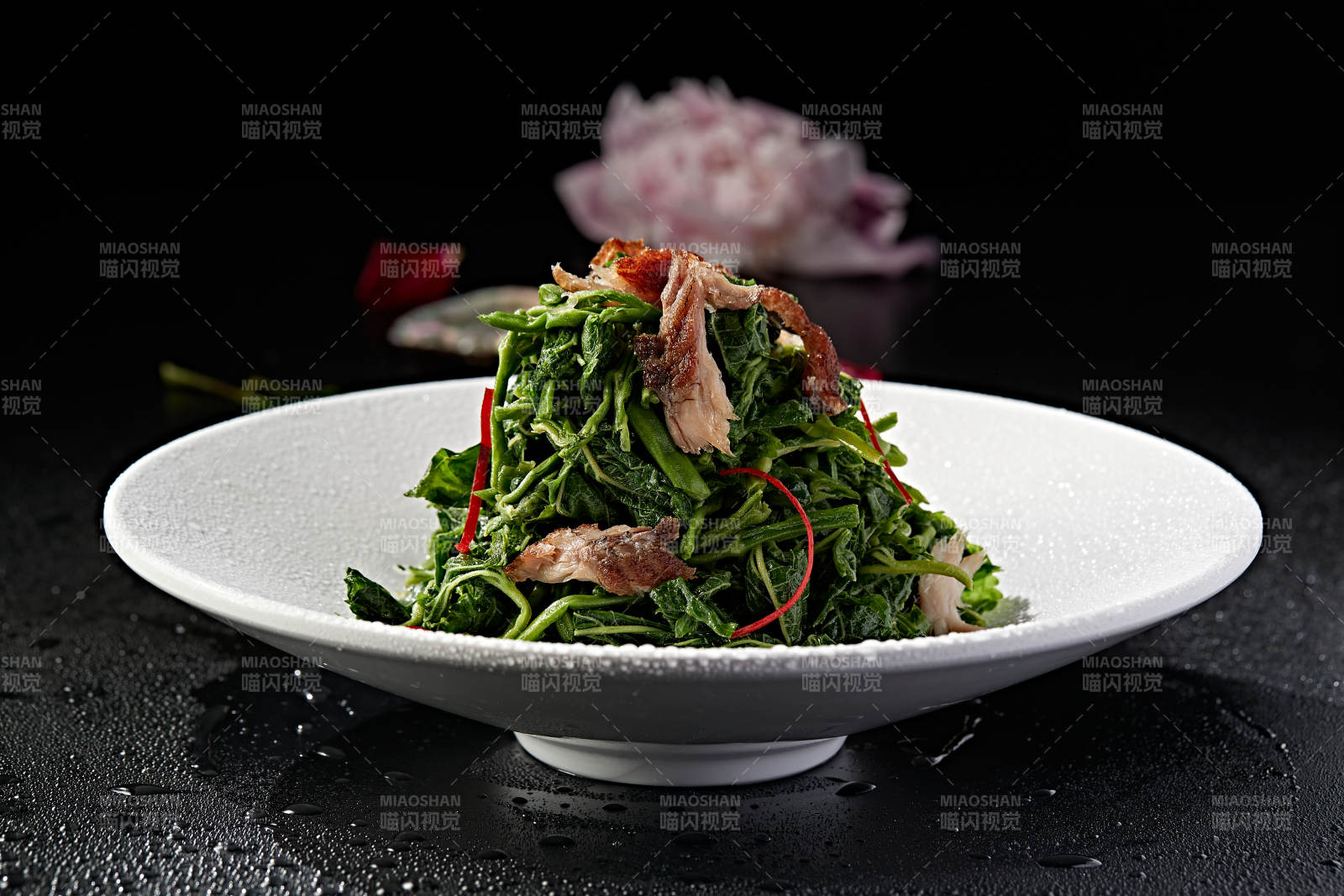 野菜凉拌手撕熏鱼图片