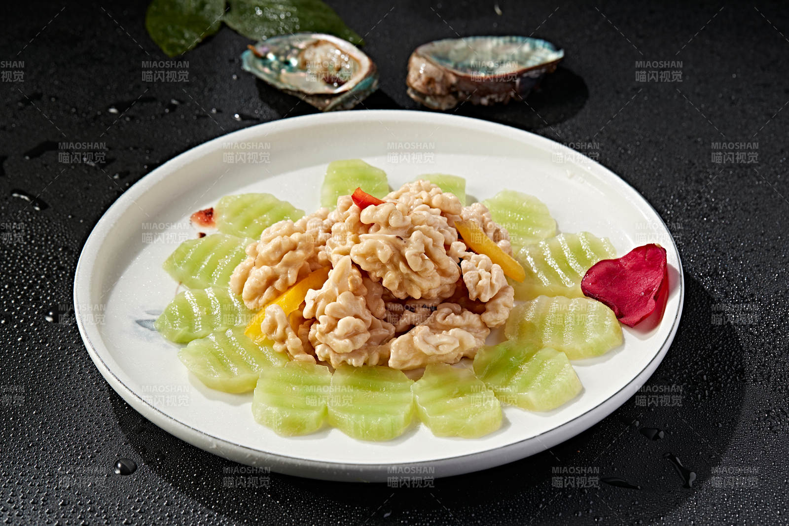 莴笋彩椒小炒桃仁图片