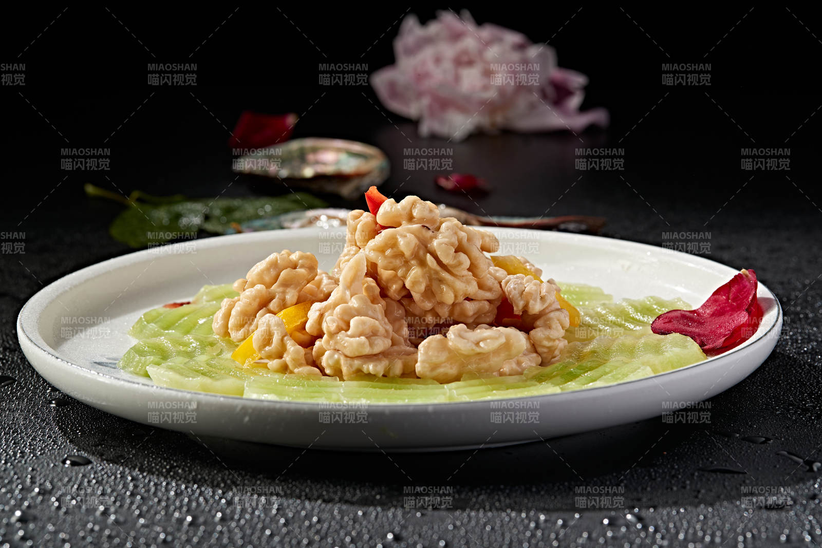 莴笋彩椒小炒桃仁图片