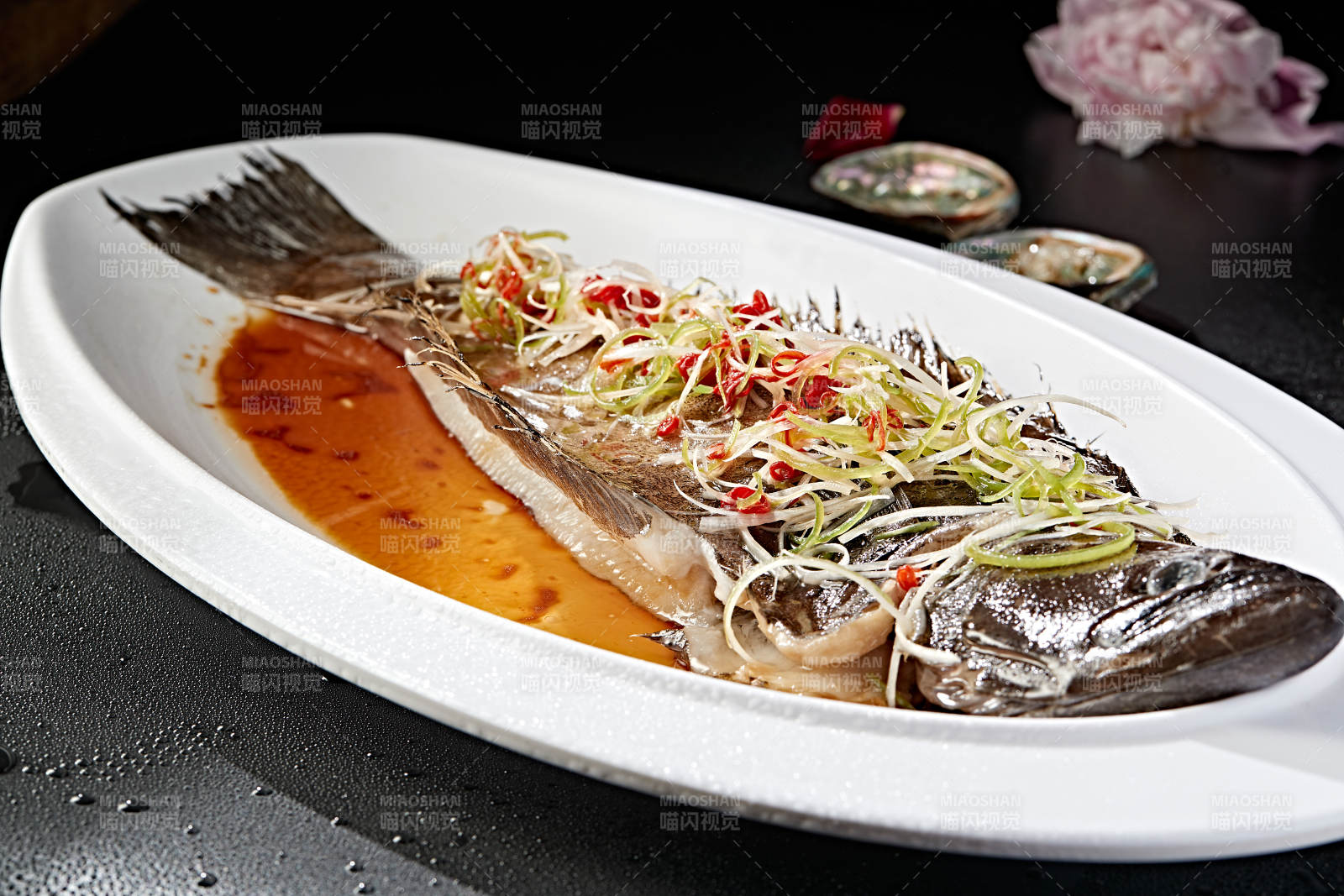 清蒸浇汁鲽鱼图片