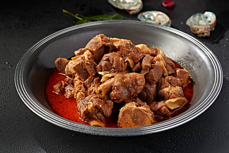 铁锅红烧牛窝骨图片