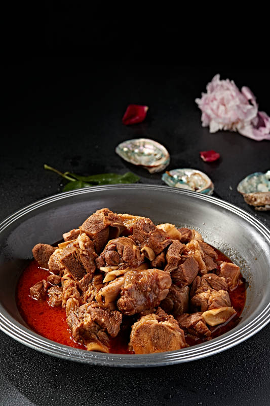 铁锅红烧牛窝骨图片