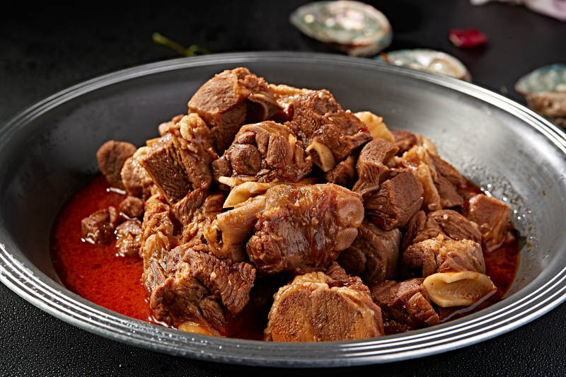 铁锅红烧牛窝骨图片
