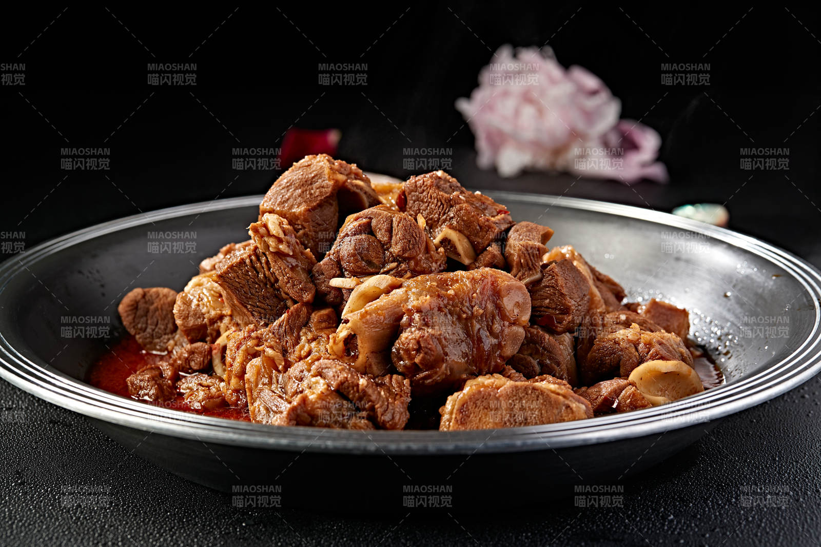 铁锅红烧牛窝骨图片