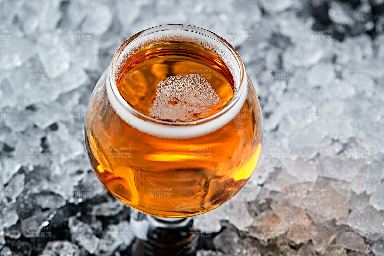 夏日里的冰镇精酿啤酒图片