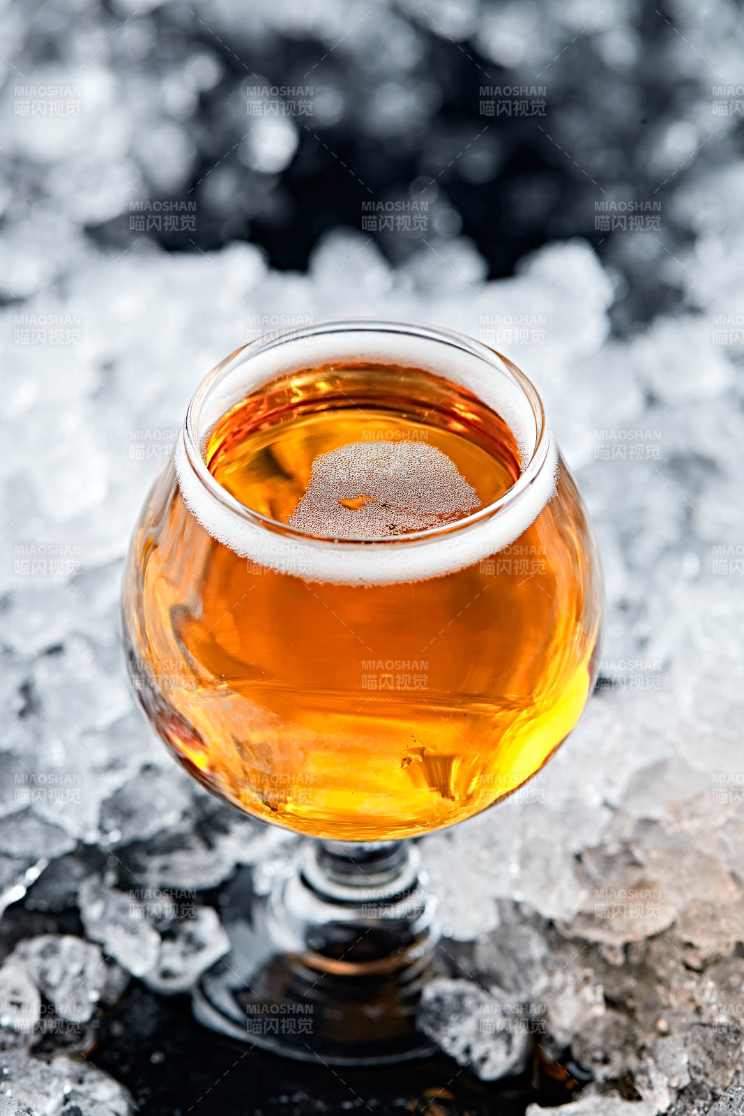 夏日里的冰镇精酿啤酒图片