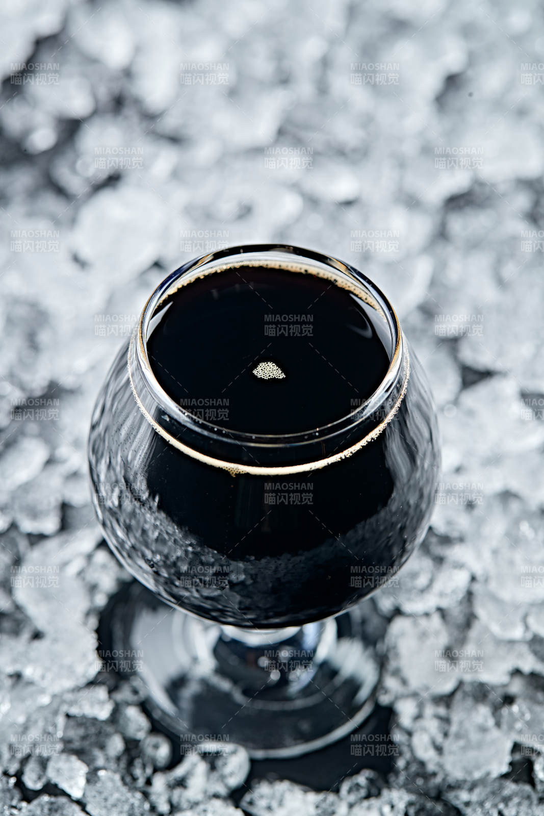 夏日里的冰镇精酿啤酒图片