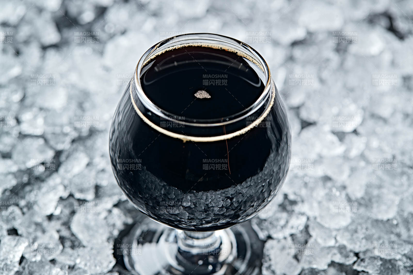 夏日里的冰镇精酿啤酒图片