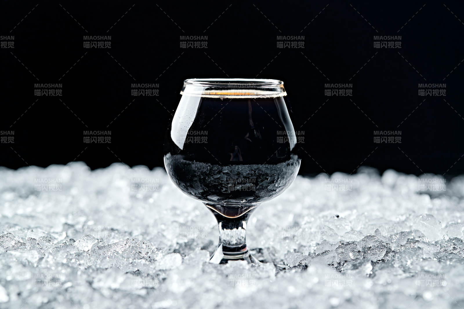 夏日里的冰镇精酿啤酒图片