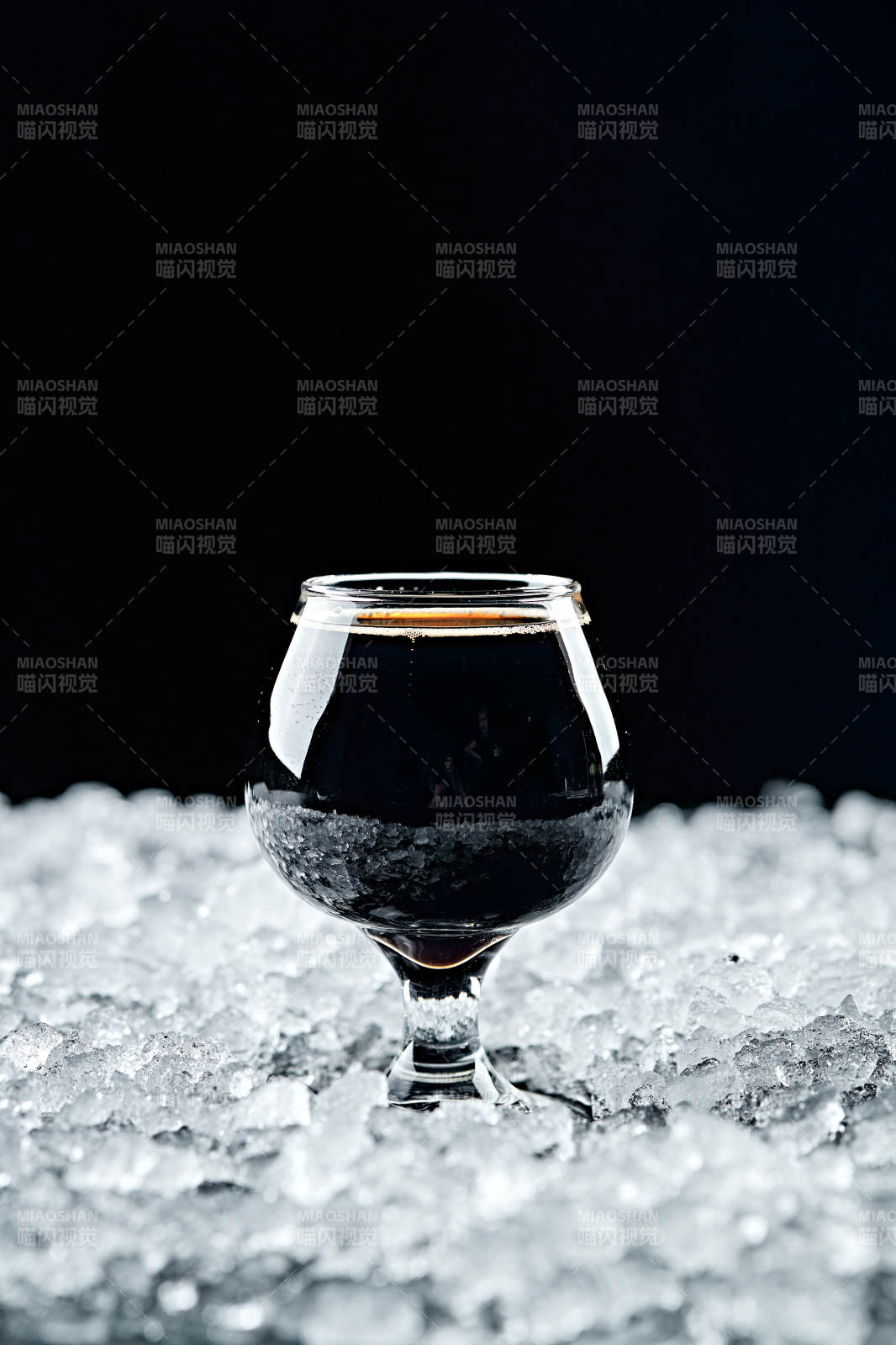 夏日里的冰镇精酿啤酒图片