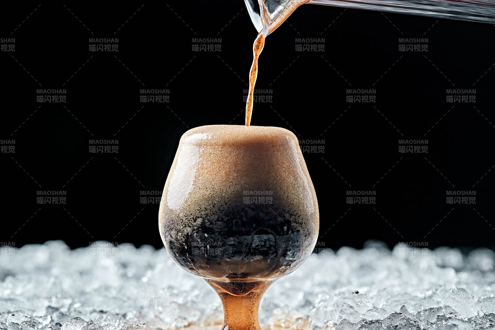 夏日里的冰镇精酿啤酒图片