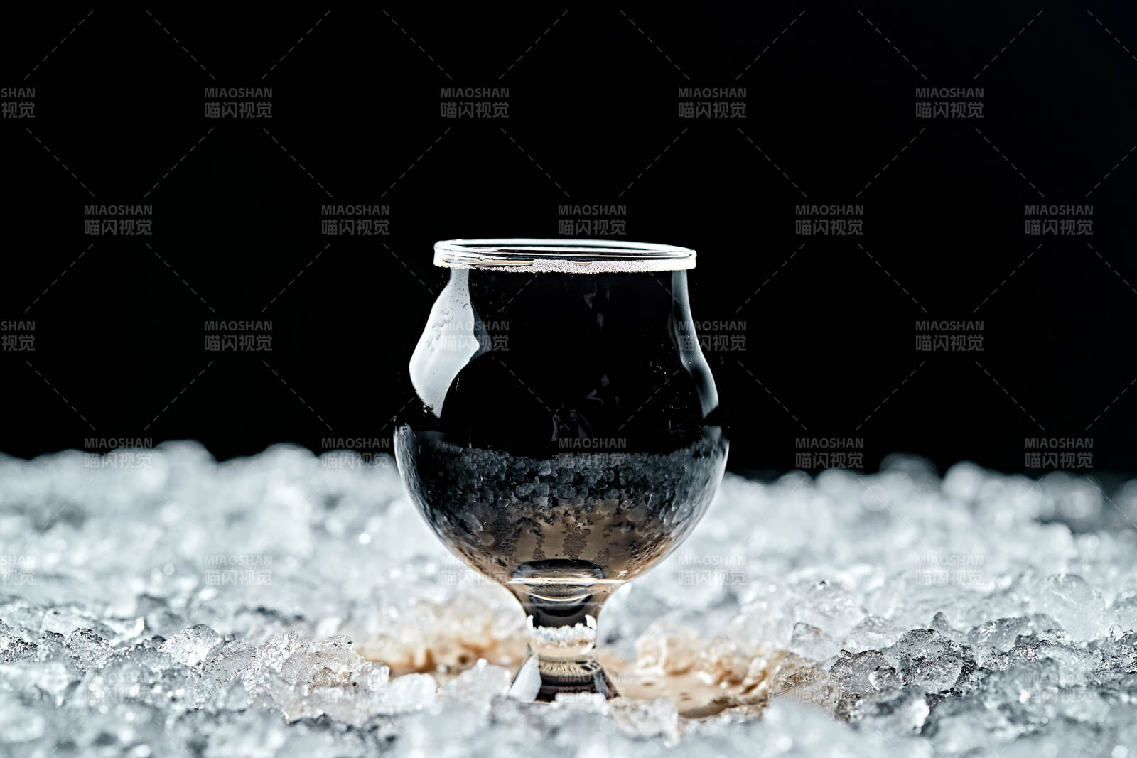 夏日里的冰镇精酿啤酒图片