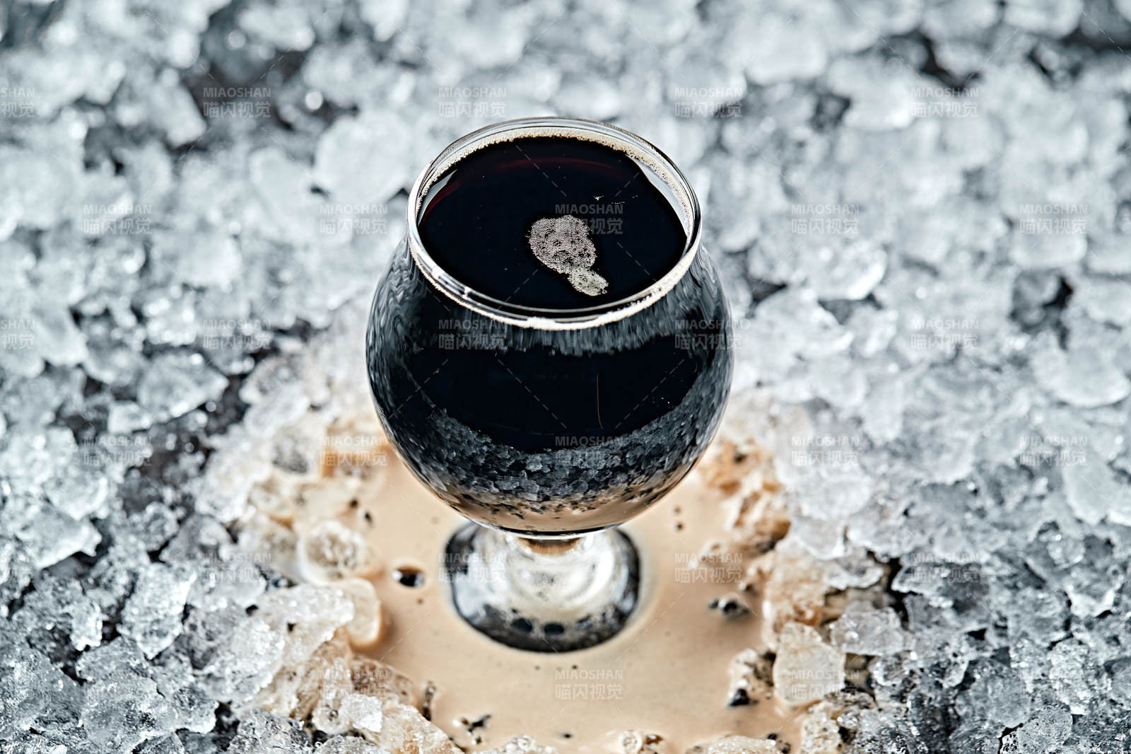 夏日里的冰镇精酿啤酒图片