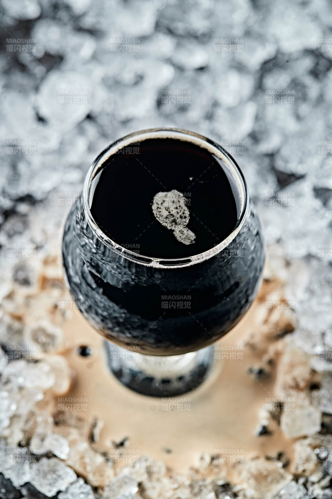 夏日里的冰镇精酿啤酒图片