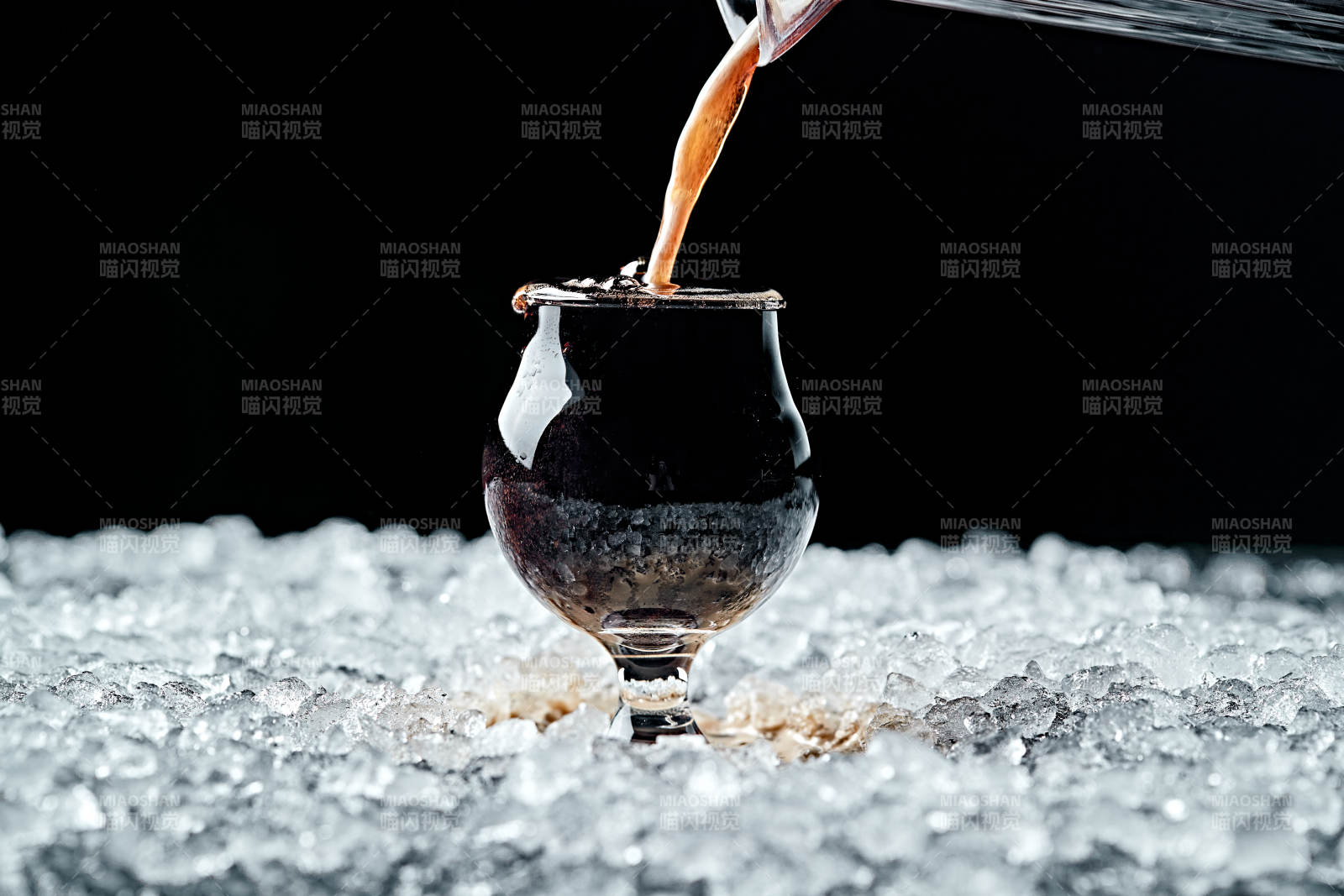 夏日里的冰镇精酿啤酒图片