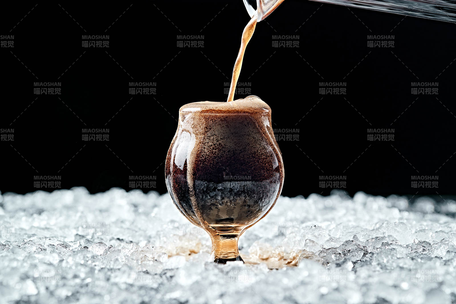 夏日里的冰镇精酿啤酒图片