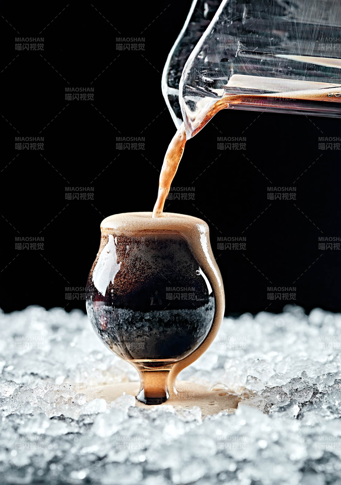 夏日里的冰镇精酿啤酒图片