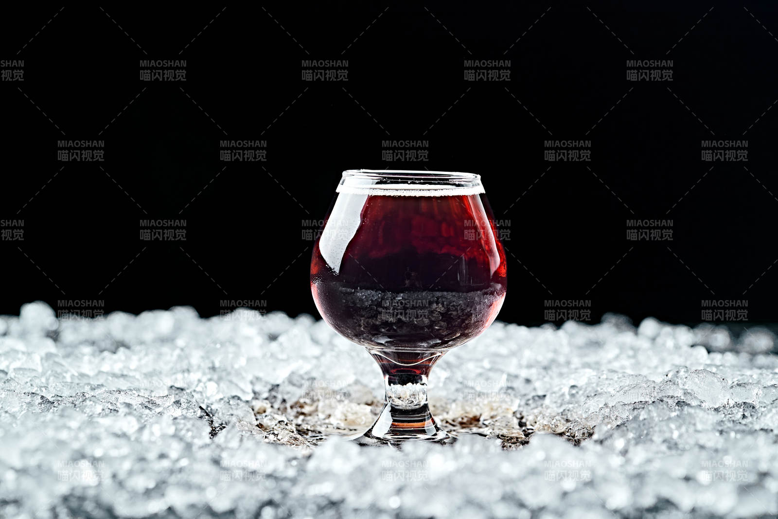 夏日里的冰镇精酿啤酒图片