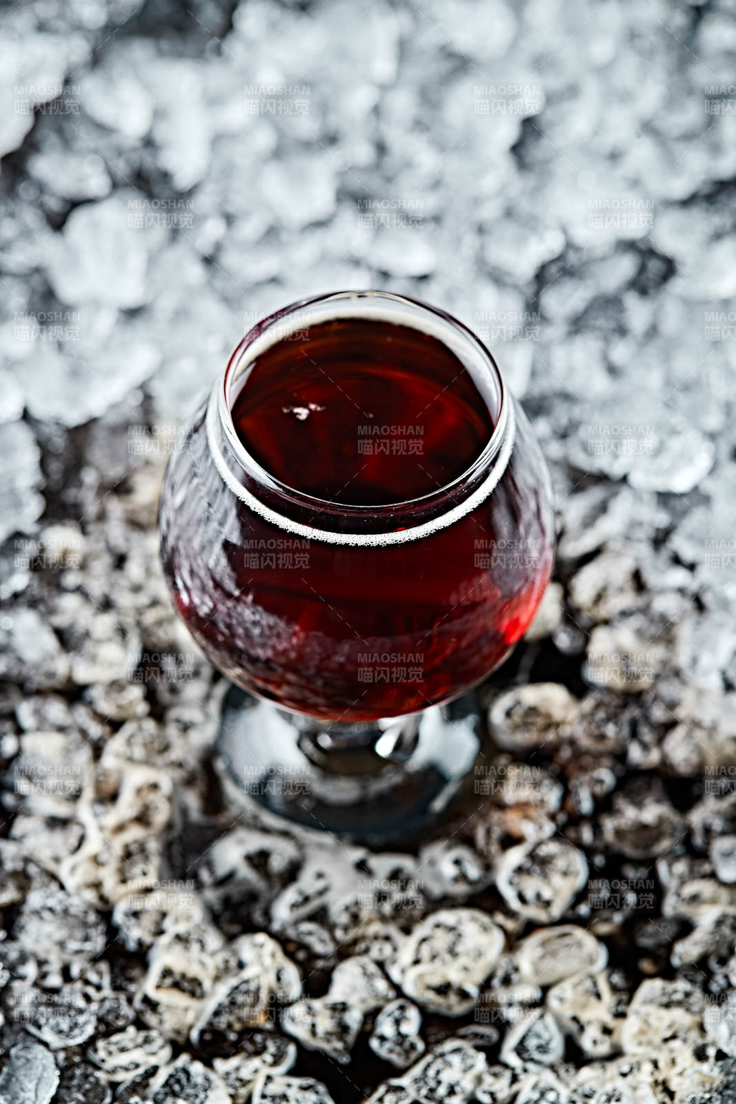 夏日里的冰镇精酿啤酒图片