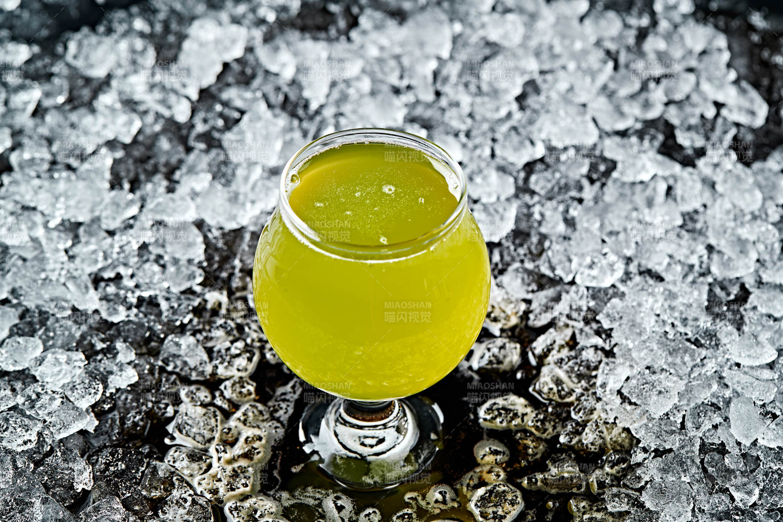夏日里的冰镇精酿啤酒图片