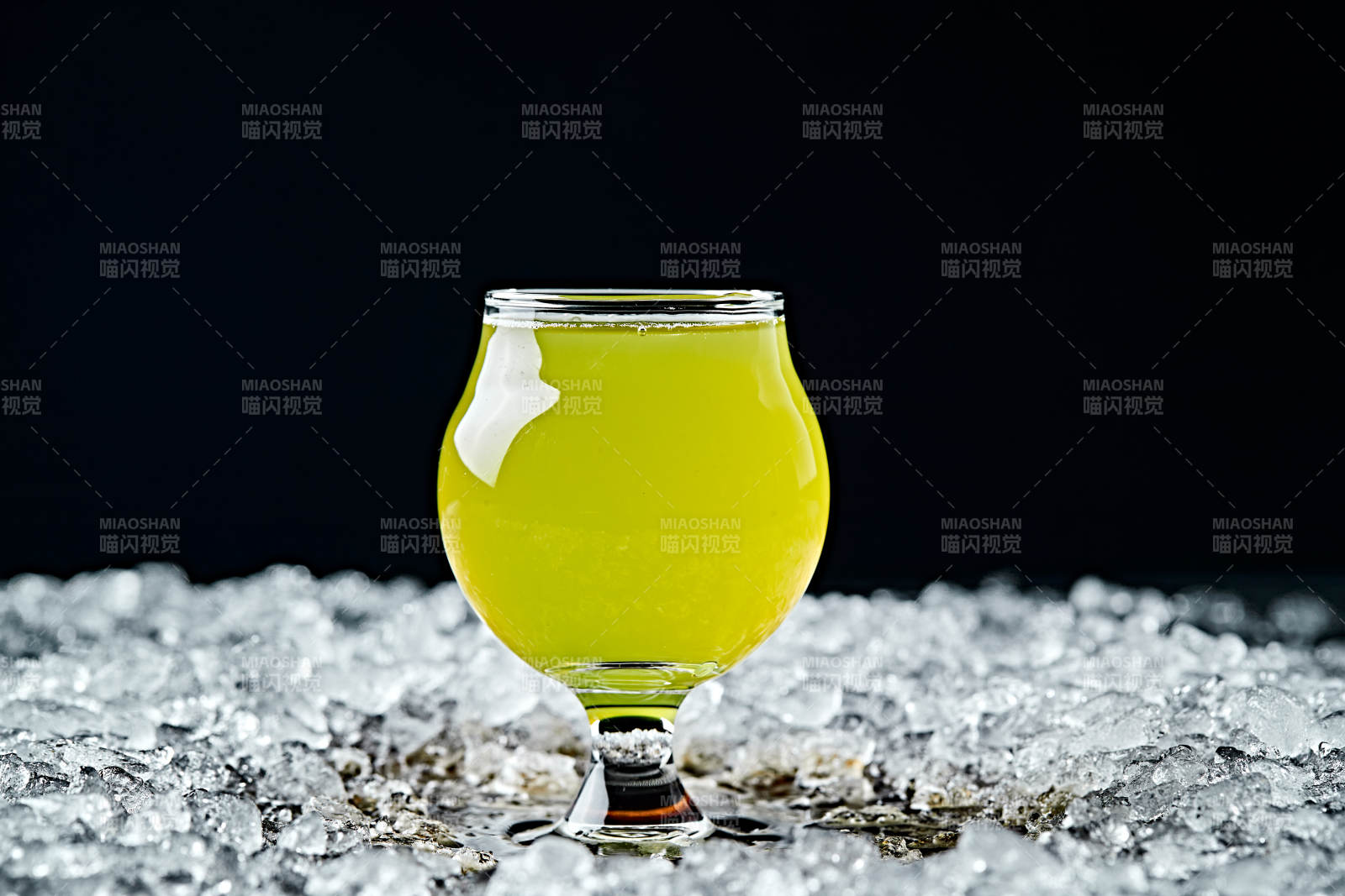 夏日里的冰镇精酿啤酒图片