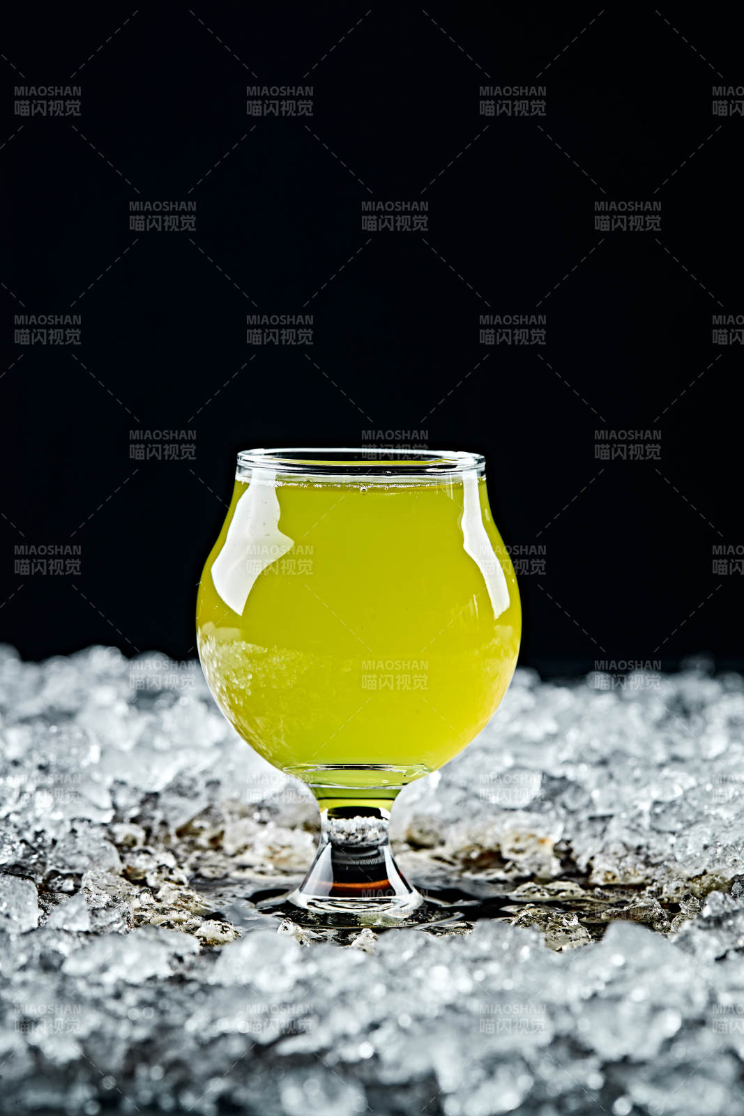 夏日里的冰镇精酿啤酒图片