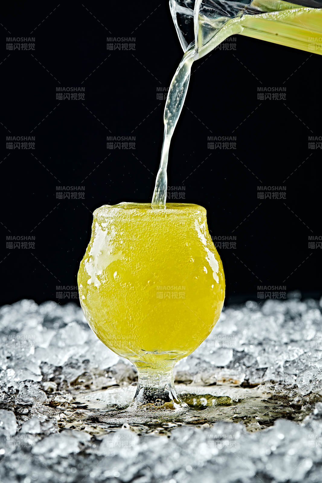 夏日里的冰镇精酿啤酒图片