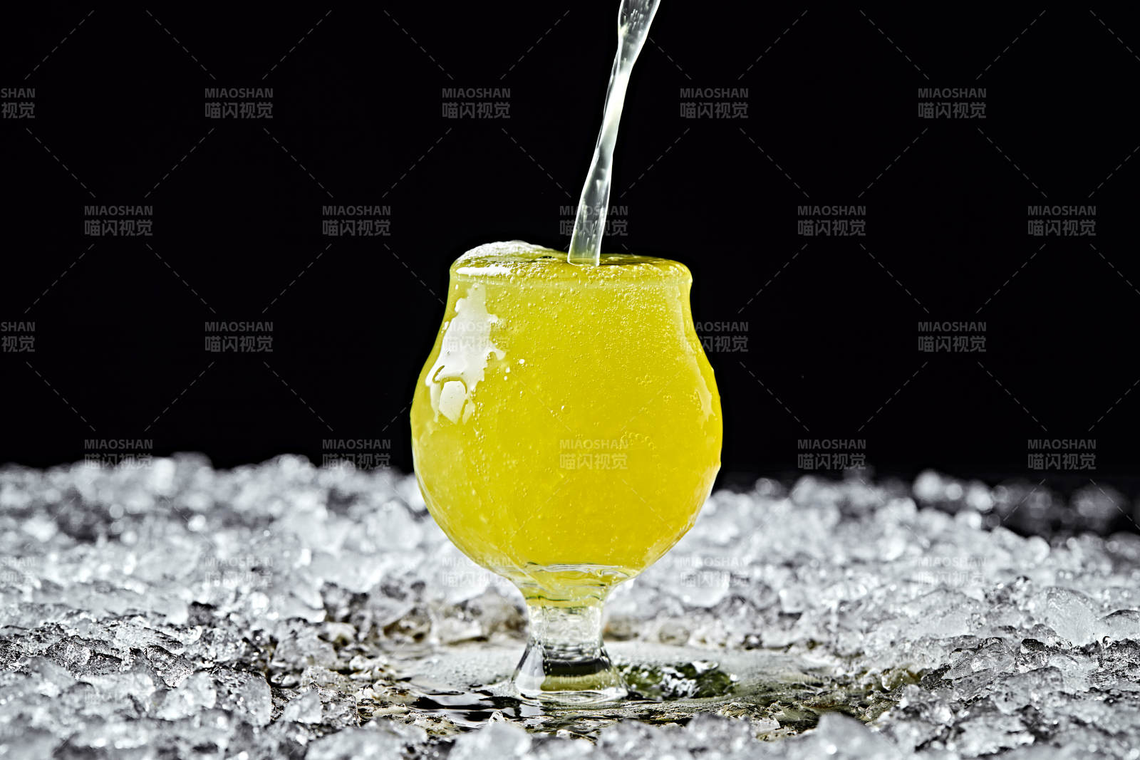 夏日里的冰镇精酿啤酒图片